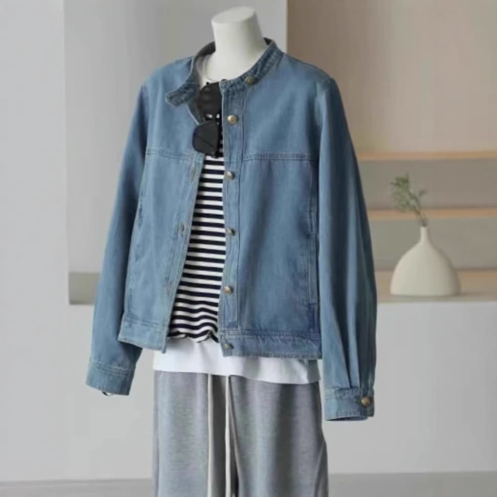 すっきりシルエットのスタンドカラーデニムジャケット