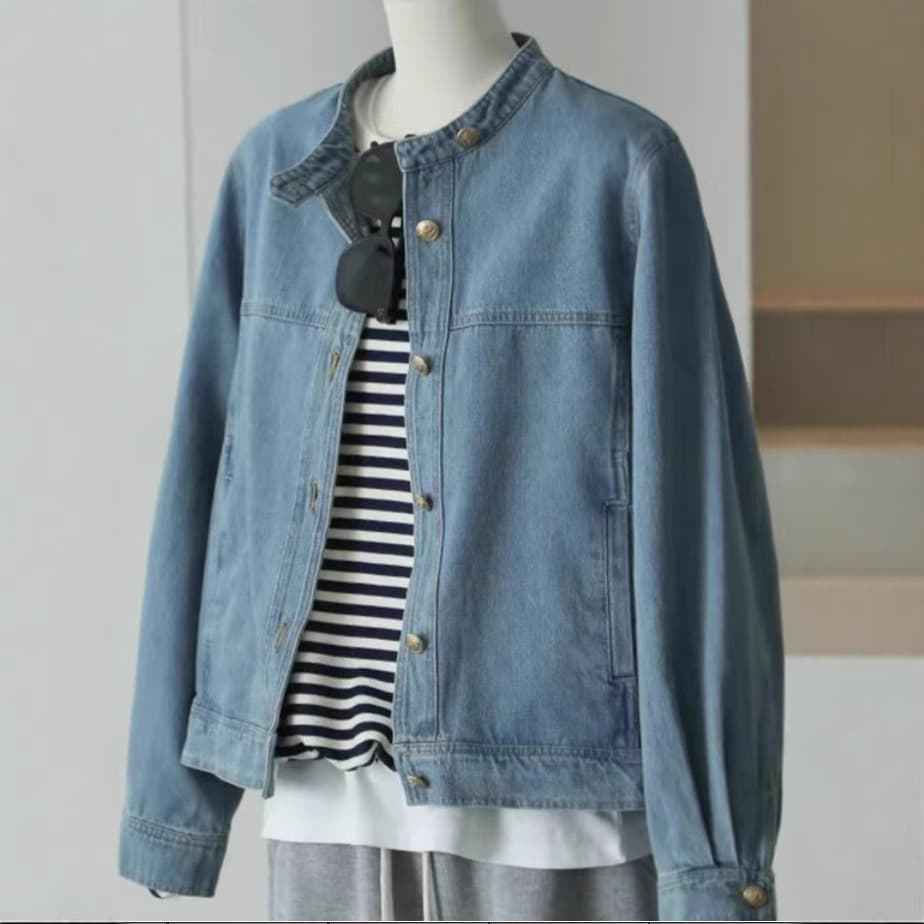 すっきりシルエットのスタンドカラーデニムジャケット