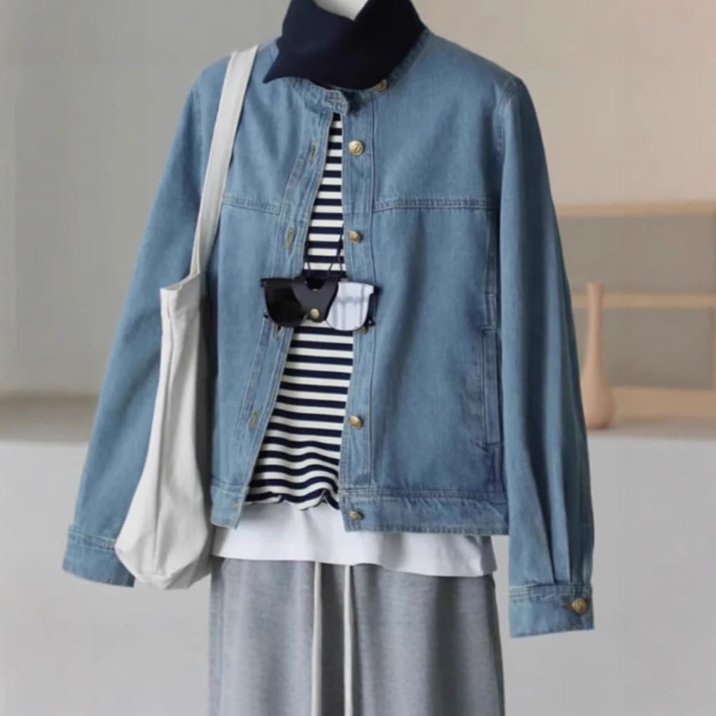 すっきりシルエットのスタンドカラーデニムジャケット