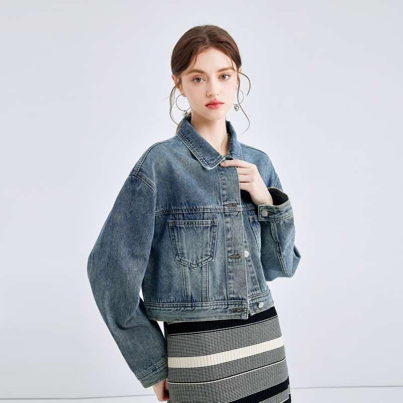 ゆったりシルエットの定番デニムジャケット